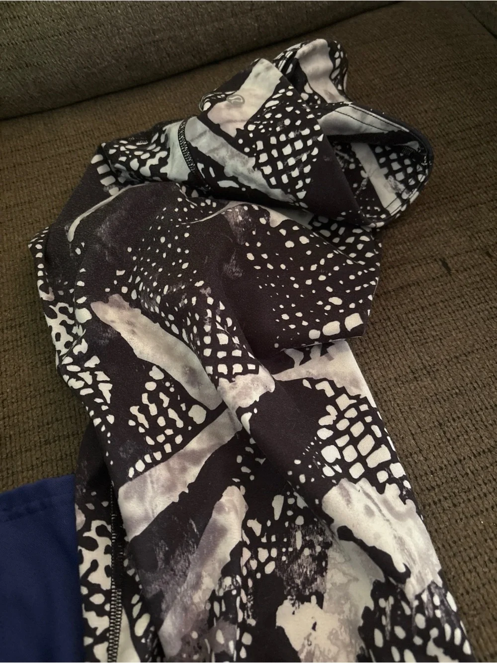Lululemon Size 10 Black White Abstract Print Cropped Capri Leggings